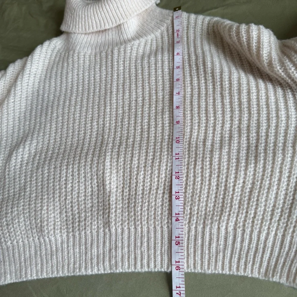 Cropped Cream Turtleneck Knit Sweater size M - Picture 5 of 5